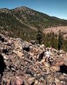 Der er tre toppe, der ser ud til at bestå af obsidian. Vi er på den midterste. Den nordligste, som ses til højre i billedet, har navnet 'Obsidian Dome' på Google Maps. Der er tre toppe, der ser ud til at bestå af obsidian. Vi er på den midterste. Den nordligste, som ses til højre i billedet, har navnet 'Obsidian Dome' på Google Maps.