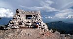 Jeg kører op til toppen af Sandia Mountain, som kaldes Sandia Crest (højde 10678 fod), og går en tur til Kiwanis Cabin, bygget af Civilian Conservation Corps ca. 1930. Jeg kører op til toppen af Sandia Mountain, som kaldes Sandia Crest (højde 10678 fod), og går en tur til Kiwanis Cabin, bygget af Civilian Conservation Corps ca. 1930.