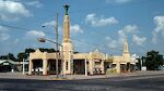 Tower Station og U-Drop Inn blev bygget i 1936 i Shamrock, TX, en usædvanlig anvendelse af art deco arkitektur på en benzintank og en café. Tower Station og U-Drop Inn blev bygget i 1936 i Shamrock, TX, en usædvanlig anvendelse af art deco arkitektur på en benzintank og en café.