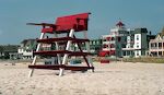 En af de farverige livredderstole på stranden. Cape May er i øvrigt kendt for sine gamle huse i viktoriansk stil.