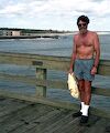 I forgårs hentede jeg Gunhild i Jacksonvilles lufthavn. Hun tager dette billede på St. Augustine Beach pier. Vi camperer i den nærliggende Anastasia State Park.
