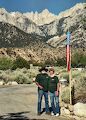 Efter mit møde i retten kører jeg via Tehachapi til Lone Pine Campground, hvor jeg oplever et gensyn med Don og Pat, som igen i år er 'campground hosts'. Jeg bliver her en uge. I baggrunden ses Mt. Whitney.