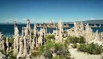 Tufa spirene i Mono Lake består af kalksten. De dannes, når undersøiske kilder med indhold af calcium kommer i kontakt med karbonater i søvandet.