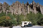 Jeg er camperet i Wilcox, Arizona, og tager på en dagtur til Chiricahua National Monument. Jeg gør holdt i Bonita Canyon ved nogle flotte klippeformationer.
