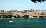Udsigt til San Simeon og Hearst Castle på bjergkammen fra San Simeon Point, som ligger på en lille halvø, der stikker ud fra kysten. Udsigt til San Simeon og Hearst Castle på bjergkammen fra San Simeon Point, som ligger på en lille halvø, der stikker ud fra kysten.