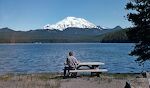 Jeg gør holdt ved South Beach Picnic Area på Elk Lake, hvor der er en flot udsigt til South Sister, som har en højde på 10358 ft (3157 m).