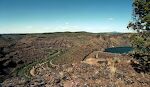 Udsigt til Prineville Reservoir og et stykke af Crooked River fra kanten af kløften med campingpladsen nedenfor.
