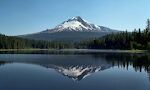 Mount Hood set fra Trillium Lake en tidlig morgen. Mt. Hood har en højde på 11249 fod (3429 m).