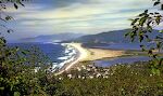 Efter nogle dage i det nordlige Oregon med bl.a. et besøg på ostefabrikken i Tillamook fortsætter jeg mod syd og kigger her tilbage mod nord langs kysten fra Cape Meares (et vanskeligt underbelyst billede). Efter nogle dage i det nordlige Oregon med bl.a. et besøg på ostefabrikken i Tillamook fortsætter jeg mod syd og kigger her tilbage mod nord langs kysten fra Cape Meares (et vanskeligt underbelyst billede).