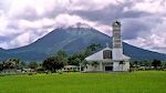 Udsigt fra kirken i La Fortuna de San Carlos til Volcán Arenal, den mest aktive vulkan i Costa Rica. Om aftenen tog vi en tur op på vulkanen, hvor vi oplevede små udbrud og så glødende lava. Udsigt fra kirken i La Fortuna de San Carlos til Volcán Arenal, den mest aktive vulkan i Costa Rica. Om aftenen tog vi en tur op på vulkanen, hvor vi oplevede små udbrud og så glødende lava.