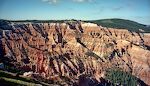 Udsigt mod syd i retning af Point Supreme fra Chessman Ridge Overlook i Cedar Breaks National Monument.