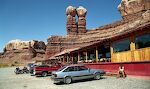 Fra Durango kører vi via Cortez og McElmo Creek Canyon til Bluff, Utah, hvor vi holder pause ved Twin Rocks Cafe.