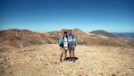 Vi har nået toppen af Mt. Bross på 14172 fod (nr. 23 af Colorados 53 14ers). Vi startede fra Dolly Varden trailhead på 11500 fod, og det tog os 3 timer at nå toppen. Vi har nået toppen af Mt. Bross på 14172 fod (nr. 23 af Colorados 53 14ers). Vi startede fra Dolly Varden trailhead på 11500 fod, og det tog os 3 timer at nå toppen.