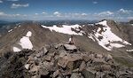 På vejen ned følger vi 'East Ridge' ruten (vi gik op via 'South Ridge'), hvorfra vi har en flot udsigt mod nordvest med McNamee Peak til venstre og Clinton Peak til højre. På vejen ned følger vi 'East Ridge' ruten (vi gik op via 'South Ridge'), hvorfra vi har en flot udsigt mod nordvest med McNamee Peak til venstre og Clinton Peak til højre.