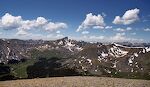 Udsigt mod syd fra Jones Mountain med det lidt højere Emma Burr Mountain (13538 ft) på den anden side af dalen. Udsigt mod syd fra Jones Mountain med det lidt højere Emma Burr Mountain (13538 ft) på den anden side af dalen.