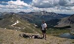 Jeg når op til toppen af Jones Mountain på 13218 fod / 4029 m, hvor jeg møder nogle andre vandrere. Jeg når op til toppen af Jones Mountain på 13218 fod / 4029 m, hvor jeg møder nogle andre vandrere.