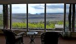 På vejen ud af  Volcanoes NP gør vi holdt ved Volcano House, et hotel med en imponerende udsigt fra lobbyen.