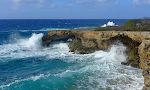Lidt syd for 'øjet' findes der en 'natural bridge', og her er brændingen mindst lige så imponerende. Lidt syd for 'øjet' findes der en 'natural bridge', og her er brændingen mindst lige så imponerende.
