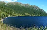 Udsigt langs nordsiden af Totak søen til landsbyen Vå og bjergvæggen op til Hardangervidda. Udsigt langs nordsiden af Totak søen til landsbyen Vå og bjergvæggen op til Hardangervidda.
