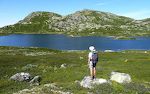 Vi kommer senere forbi hytten på vestsiden af søen. Vi kommer senere forbi hytten på vestsiden af søen.