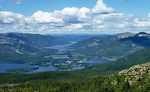 Udsigt mod vest langs Vråvatn. De sneklædte toppe i baggrunden er bjergene øst for Hovden, som kun er ca. 1500 m høje. Udsigt mod vest langs Vråvatn. De sneklædte toppe i baggrunden er bjergene øst for Hovden, som kun er ca. 1500 m høje.