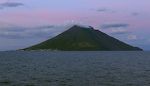 Stromboli har normalt små udbrud med glødende lava sprøjtende op af krateret hver 15-30 minutter, men vi ser kun lidt røg og damp.