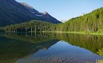 Vi er startet på en tur til Grinnell Glacier Overlook og går først langs Swiftcurrent Lake.