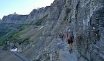 Vi er startet på Highline Trail. Den første del af stien går på en smal afsats langs en stejl klippevæg (se video).