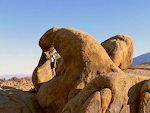 Alabama Hills Arch, nær Lone Pine. [2018: Buen kaldes nu 'Mobius Arch' på Google Maps.]
