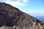 Gunhild kigger ned i krateret på Volcán Teneguía. Den var aktiv i 1971. Gunhild kigger ned i krateret på Volcán Teneguía. Den var aktiv i 1971.