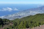 Udsigt til sletterne med byen Los Llanos de Aridane til højre og kløften Barranco de las Angustias i baggrunden.