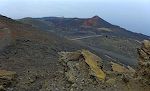 Fra toppen af San Antonios krater kan vi se vulkanen Teneguía og fyrtårnet Faro de Fuencaliente.