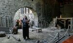 På vejen hjem besøger vi jernsmedjen 'Farga Rossell' i La Massana, hvor vi får en guided tour. Guiden forklarer, hvordan man fremstillede jernbarrer af jernmalmen ved hjælp af en stor hammer, som blev drevet af vandkraft. Mere info på <museus.ad @ //museus.ad/en/museums/farga-rossell.-iron-interpretation-center>.