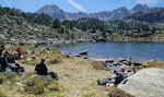 Ved den fjerde sø, 'Estany Rodó', holder vi frokostpause i flotte omgivelser.