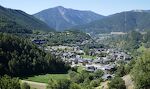 På vejen ned er der en flot udsigt over Ordino, og der står flere bænke langs vejen.