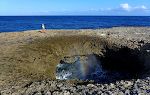 Lige ved nedkørslen til Watamula, er der et stort hul i lavaen med adgang til havet.