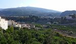 Fra 'Mirador de Murchas' er der udsigt til byen Talará med Sierra Nevada bjergene i baggrunden.