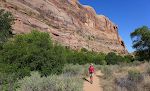 Vi er startet på en vandretur op i Negro Bill Canyon fra Grandstaff Trailhead på Hwy 128 nær Moab. Kløften er opkaldt efter William Grandstaff, en sort cowboy som holdt kvæg her i 1870erne. Han blev kaldt Negro Bill. [I oktober 2017 bliver kløften omdøbt til Grandstaff Canyon.]