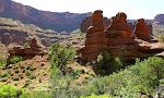 Tre hoodoos, som man kunne kalde 'De Tre Søstre', set i modlys. Bemærk Gunhild ved den lille hoodoo til venstre.