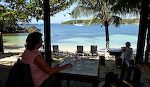 Vi finder en café, som serverer is og kaffe. Der er liggestole i skygge på stranden, så her vil vi komme igen og snorkle, beslutter vi. Vi finder en café, som serverer is og kaffe. Der er liggestole i skygge på stranden, så her vil vi komme igen og snorkle, beslutter vi.