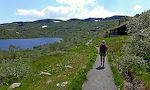 Vi gik først nord for Sandtjødn. Syd for søen er der et hytteområde, og den eneste adgang er via denne sti.