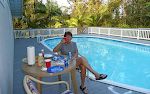 Happy Hour ved poolen, mens grillen varmer op. Happy Hour ved poolen, mens grillen varmer op.