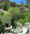 Terrassebordet er lavet af et møllehjul fra den gamle vandmølle. Molino Alto betyder 'Den Høje Mølle'.