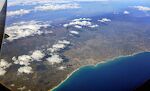 Vi flyver i lang tid over Hispaniola, som er en stor ø, delt mellem Haiti og den Dominikanske Republik.