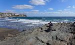 Vi sidder lidt og kigger på surferne. I baggrunden ses Punta del Morro Besudo, som vi bor på toppen af. Vi sidder lidt og kigger på surferne. I baggrunden ses Punta del Morro Besudo, som vi bor på toppen af.