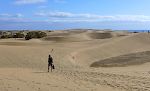 Vi kører til Maspalomas og går en tur i klitterne, som kaldes 'Dunas de Maspalomas'. Vi kører til Maspalomas og går en tur i klitterne, som kaldes 'Dunas de Maspalomas'.