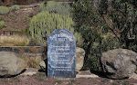 Gravstensinskriptionerne prøver at konkurrere med dem, man ser i Tombstone, Arizona. Gravstensinskriptionerne prøver at konkurrere med dem, man ser i Tombstone, Arizona.