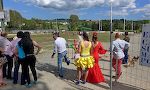 Blandt tilskuerne er mange af damerne iklædt flamenco-kjoler. Blandt tilskuerne er mange af damerne iklædt flamenco-kjoler.