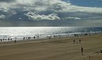 Der går en sand folkevandring langs stranden. Der går en sand folkevandring langs stranden.