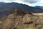 Denne klippe i Barranco de Tirajana kaldes La Fortaleza ('Borgen'). Bemærk hulerne. Denne klippe i Barranco de Tirajana kaldes La Fortaleza ('Borgen'). Bemærk hulerne.